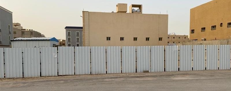 سور معدني حول موقع بناء - الوضع الحالي للأسوار المؤقتة